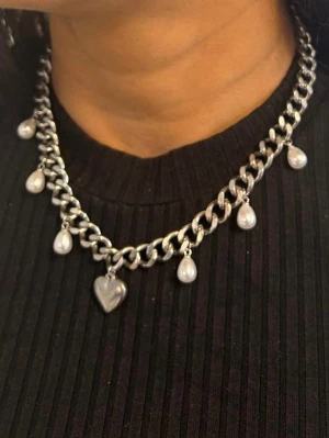 Silvrigt halsband med hjärthänge och droppformade . - https://vm.tiktok.com/ZNRDKN37d/  Matchande örhängen finns i en separat annons  Finns även i guldpläterad variant.  Material: 18K guldplätering på rostfritt stål Bredd: 9 mm Längd: 38-43cm Nickelfria och handgjorda. Märke : Diavansa smycken