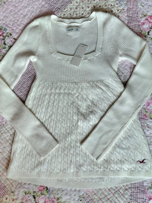 Hollister Babydoll top - Helt ny med prislapp kvar! Säljer då den inte passade mig. Har även en i storlek XXS uppe till försäljning. Skriv vid frågor❤️