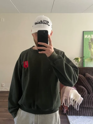 Vintage Army Crewneck - - Är i samma skick som när det köptes secondhand. Butiken säljer det mesta inom vintage amerikanska militär - Lite solblekt vid mudden - Fläck på framsidan vid bröstet - Lite nopprig vid mudden - Har vanligtvis storlek S och är 180 lång