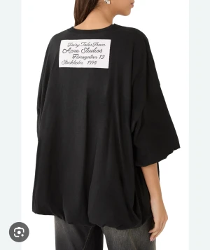 Svart oversized t-shirt Acne Studios - GATHERING LOGO T-SHIRT - Acne Studios nya - GATHERING LOGO T-SHIRT. Svart oversized t-shirt från Acne Studios i mjuk kvalitets bomull. Tungt snyggt fall, vida ärmar kan användas som t-shirt, top eller kort klänning med tights. Nyskick använd endast vid ett tillfälle. STORLEK M. Säljes pga fel storlek - en stylish klassiker. Nypris 5300 sek