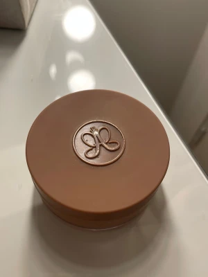 Anastasia Cream bronzer  - Cream bronzer från Anastasia Beverly hills❣️i färgen GOLDEN TAN                                                         skulle säga att det är runt 80% kvar               Nypris är 350, mitt pris 150.          Bronzern är i fräscht skick!! 