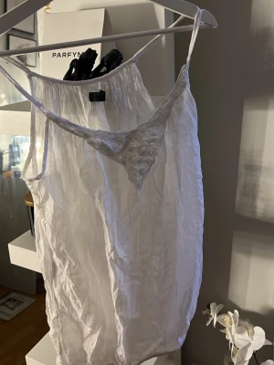Topp - Fin, genomskinlig vit topp/blus med fina detaljer. Passar väldigt bra till sommaren. Skön och luftig! Skit snygg 😍