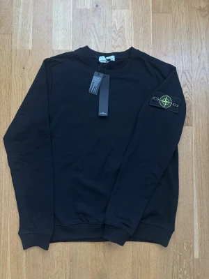 Svart sweatshirt från Stone Island - Fint skick utan defekter, har använts 2-3 gånger! Perfekt för våren och kyliga sommar kvällar. Unisex passar både tjejer och killar! 😊 pris går att diskutera! 