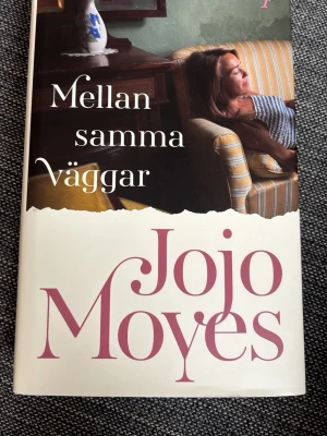 Mellan samma väggar - Jojo Moyes - Romanen 'Mellan samma väggar' av Jojo Moyes, en inbunden bok. Boken handlar om familjen Kennedy och deras hemligheter, relationer och vardagsliv. Väldigt bra bok. 