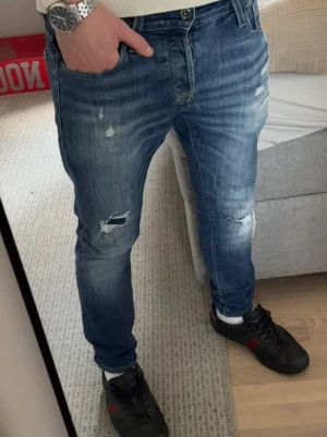 Blåa slim jeans slitningar Jack & Jones - Tja! Säljer dessa riktigt snygga från Jack & Jones | W29 L30 | Dom går inte att köpa längre så riktigt limiterade! Jag på bilden är 183 | Hör av er vid minsta lilla fundering🙌