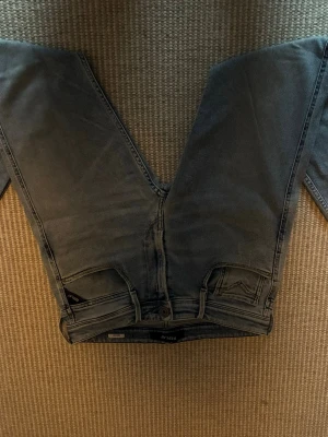 Replay Jeans - Säljer ett par ljusblåa replay jeans. Storlek W33 L34. Finns ett litet ”hål” på höger bakfickan. Kom privat om några funderingar 