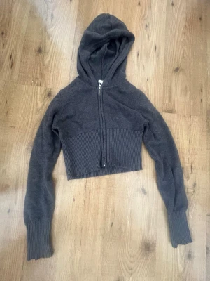 Mörkgrå croppad hoodie Gina Tricot - Mörkgrå croppad hoodie från Gina Tricot med dragkedja framtill.!! Är som en mag tröja typ- men jätte fin 💞🩷