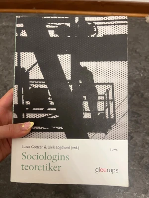Sociologins teoretiker kursbok - Kurslitteratur: 'Sociologins teoretiker' av Lucas Gottzén & Ulrik Lögdlund. Boken har ett svartvitt omslag med grafiskt motiv och grönt tryck. Perfekt för dig som pluggar sociologi eller samhällsvetenskap.