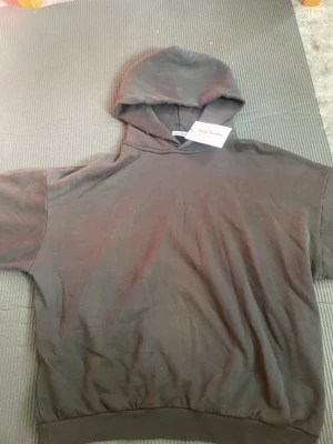Svart hoodie Acne Studios - Svart hoodie från Acne Studios. Tillverkad i mjukt bomullsmaterial och har en avslappnad passform. Perfekt för en chill och trendig look. Dålig kamera kvalitet den är helt ny med pris lapp, hör av er för minsta funderingar!
