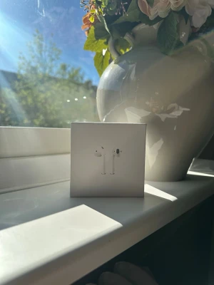 Air pods gen 1 - Skickar inom 24 timmar locket är ganska lös använt dem några gånger kommer med en laddare också 