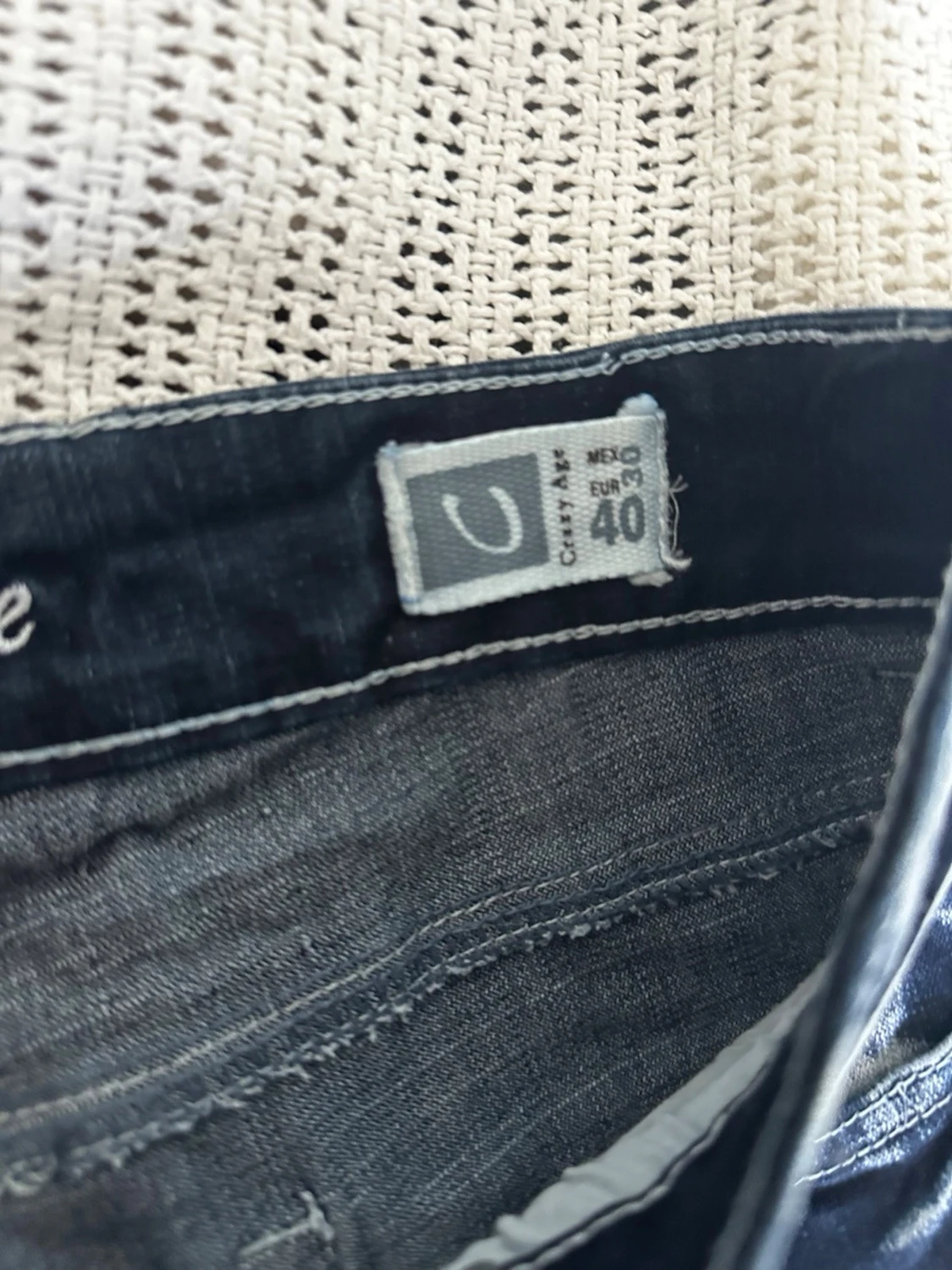 Mörkblå jeans med brodyr Crazy Age - 6