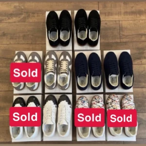 Maison Margiela sneakers i olika färger - Säljer flera par Maison Margiela sneakers i olika färger och mönster. Här finns klassiska modeller i svart, grått och vitt samt unika varianter med färgstänk och svartvita detaljer. Alla sneakers har lågt skaft och är tillverkade i läder och mocka med vita eller svarta snören.
