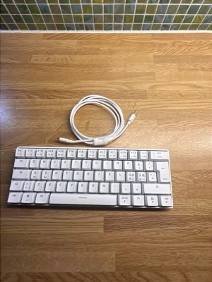 Vit kompakt tangentbord från NOS - Säljer ett stilrent vitt kompakt tangentbord från NOS med USB-kabel. Tangentbordet har låg profil och tydliga tecken på tangenterna. Perfekt för dig som vill ha ett smidigt och snyggt tillbehör till datorn.