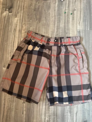 Burberry - Säljer ett par burberry shorts som har blivit för små tyvärr, sitter annars jätte fint.