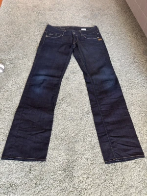Lågmidjade jeans - Mörkblå lågmidjade jeans från G-star. Står att det är W29 men skulle säga de är mer som W28.   Midjemått: 38,5 cm                           Innerbenslängd: 77 cm