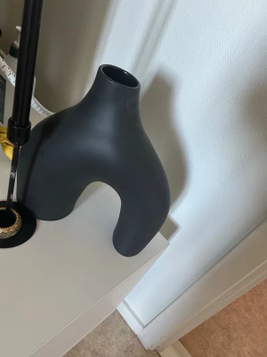 Modern svart vas i keramik - Säljer en stilren svart vas i keramik.