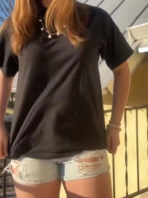 Ljusblå slitna jeansshorts - Säljer ett par ljusblå jeansshorts med slitna detaljer och fransig kant. Shortsen har klassisk femficksdesign och en läderpatch bak i midjan. Perfekta för varma dagar och ger en avslappnad look.