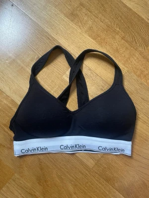 Calvin Klein bh  - Svart Calvin Klein bh i storlek M. Säljer för att jag inte använder sådana bh:ar. Använd men i bra skick.