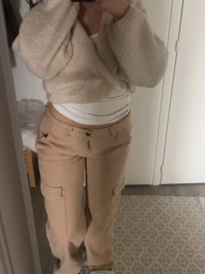Beige cargo jeans  - Aldrig använda 💞 passar perfekt om man vill ha något baggy ( sitter baggy på mig som har S 