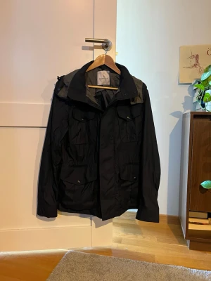 Moncler fältjacka - Nypris: 5430 Hej folket! Jag tänkte sälja denna fina (såklart äkta) Moncler Claude Giubotto jackan. Den är i nästintill nytt skick och jag har använt den 4-5 gånger. Som vanligt kan du kontakta mig om du har några frågor 🧌