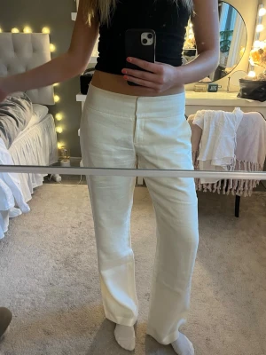 Linnebyxor Birger et Mikkelsen - Stilrena linnebyxor perfekta till sommaren😍krämvita och inte genomskinliga☀️storlek 40 men passar mig som har 36/38🤍🤍innerbenslängd:ca 83🥰🥰midjemått:ca 40 