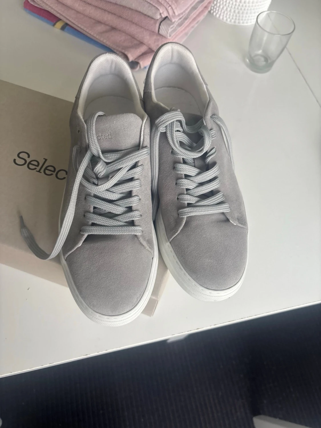 Gråa sneakers  - 1