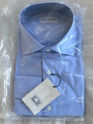 These glory days skjorta - Kavaj/ en lite finare skjorta från These glory days. Skjortan är helt ny och tag sitter på när man köper. Aldrig använd skjorta.   #brioni #loropiana #stenströms #ralphlauren #oscarjacobsson #roseandborn 