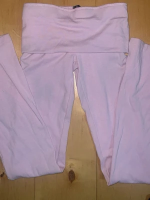 Ljusrosa fold-down leggings  - Aldrig använda. Mjukt och stretchigt tyg som sitter tajt och följer kroppen. De är mid waist till low waist beroende på kroppsform och hur man själv justerar.