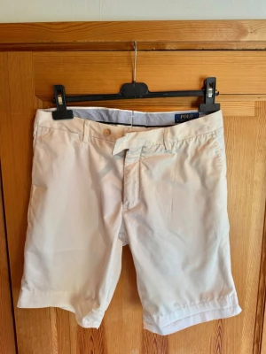 Vita chino shorts från Polo Ralph Lauren - Storlek W31. Bra skick snygga till sommaren 