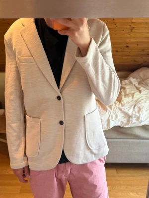 Beige kavaj från Reserved - Ny, oanvänd prislapp kvar. Storlek L 