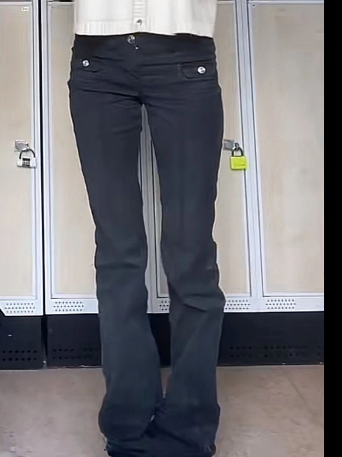 Svarta bootcut jeans med knappar
