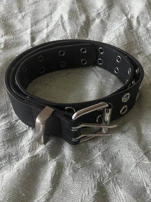 Bälte - Passar inte med kläderna jag har nu så jag säljer det vidare. Minns inte märket men vet att det köptes på Zalando. Finns skråmor på hela bältet men det mest synliga är vid spännet. Finns ingen storlek men passar mig som är en S