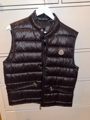Moncler gui väst storlek 3 nyskick - Säljer nu min moncler väst i ny skick, västen är inköpt från careofcarl för nåt år sen men endast använd 2-3 gånger så den är exakt som ny, kvitto/beställningsbekräftelse finns, inga skador eller något sånt. Den är storlek 3 vilket motsvarar M/L. 