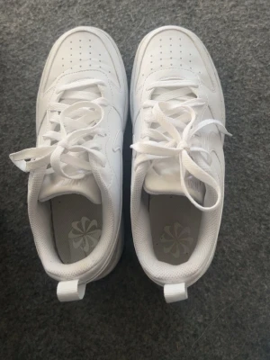Vita Nike sneakers med klassisk design - Säljer pågrund av att dom inte passar mig längre, jättefina skor, använt kanske 2 gånger men kände att dom var lite för stora, Stolek: 37.5 Helt I nyskick 💗