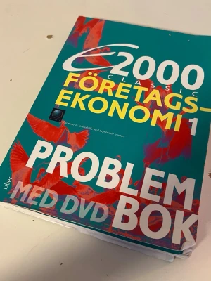 C2000 Företagsekonomi 1 Problembok - Problembok till C2000 Företagsekonomi 1 Classic, medföljer DVD. Boken har ett grönt omslag med röda och gula detaljer samt tydlig text på framsidan. Perfekt för dig som pluggar ekonomi på gymnasiet eller liknande utbildning.