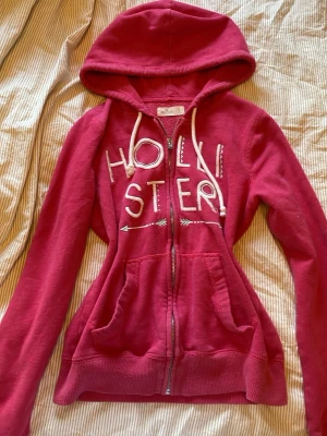 Rosa zip-hoodie från Hollister - Supersnygg hollister kofta i strl. S, inga defekter och i bra skick! 