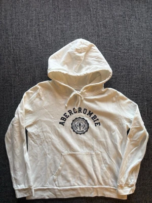Abercrombie & fitch hoodie | vintage modell  - Sjukt eftertraktad Abercrombie & Fitch hoodie i vit – sjukt sällsynt modell, stl L (passar även M). Svår att hitta i så här fint skick.  Skriv vid intresse eller för snabb affär ✌️ Skickas inom 24h 📦
