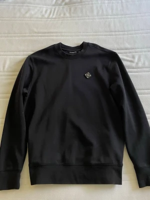 J Lindeberg sweatshirt - Tjena! Jag säljer en stilren svart tröja från         J. Lindeberg. Skick 9/10. Har en klassisk logga på bröstet. Storlek M.                                                       Hör av er vid frågor! Pris 350 kr