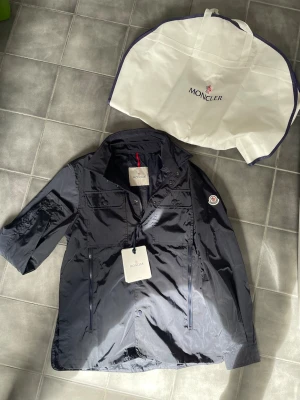Moncler overshirt/ coat - Storlek 2/m. NFC fungerar, fick som present men den är för stor för mig. Priset ej hugget i sten vid snabb affär! Allt orginal följes med!
