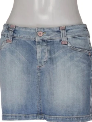 Blå lågmidjad jeanskjol - Snygg blå jeanskjol i klassisk modell med bälteshällor och knapp framtill. Kjolen har en kort längd och är tillverkad i denim med ljus tvätt. Perfekt för en avslappnad och trendig look.