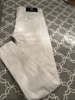Vita jeans - Snygga vita skinny jeans från Legend med klassisk femficksdesign och normal midja. Jeansen har en stilren look och är tillverkade i ett stretchigt denimtyg som sitter tajt längs benen. Perfekta för dig som gillar en fräsch och modern stil.