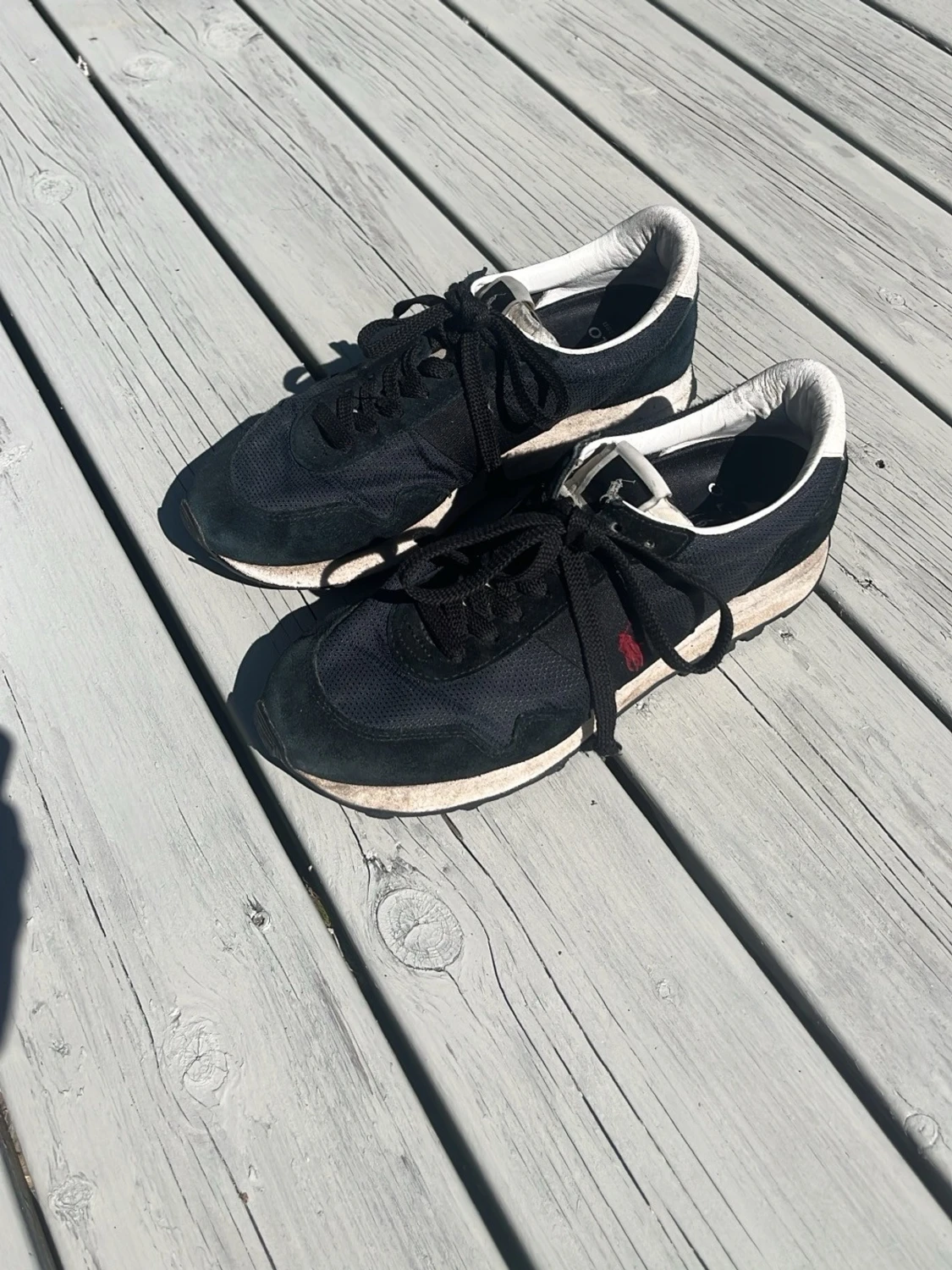 Svarta ralph louren sneakers med vit sula