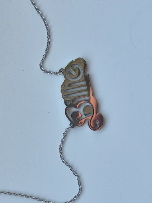 Billie eilish halsband - Ett fint silvrigt billie eilish halsband. 