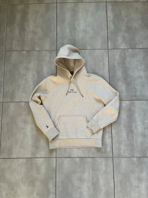 Grå/beige Ralph lauren  - Snygg beige hoodie från Ralph Lauren med broderad logga på bröstet och liten ikon på ärmen. Passar dig runt 180, Inga defekter alls🤩pm vid frågor 💯