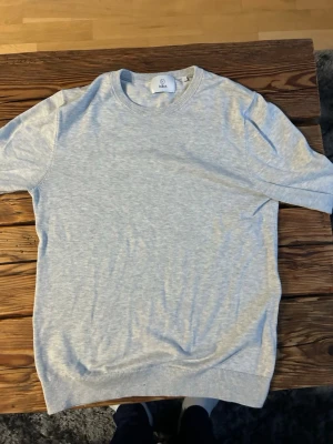 Grå tröja - Skön grå kofta som inte kommer till användning för mig. 