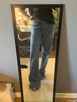 Wide leg - sååå najs jeans & är långa på mig som är 170. storleken är 40 men jag brukar ha 38 o de passar men med en liiite lösare stil💗💗💗💗