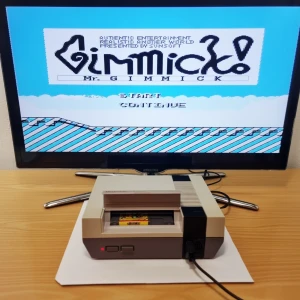 Mr.Gimmick till Nintendo •• NES SCN - Mr. Gimmick! till Nintendo NES. Detta är en reproduktion, alltså inte ett original från 90-talet.  Spelet fungerar bra och startar som det ska på NES. Perfekt för dig som vill spela klassikern utan att betala samlarpris för originalet.  Plattform: Nintendo NES Spel: Mr. Gimmick! Version: Reproduktion Det finns ingen repro med region koden SCN märkt! Skick: bra, testat och fungerande