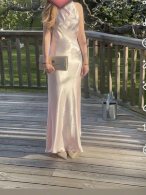 Balklänning Meshki - En rosa satinklänning ifrån Meshki, med öppen rygg. Storlek XXS och den är uppsydd av skräddare för att passa någon som är ish 160-165. (Jag är 163). Klänningen har små små ”repor” på vänstra sidan. Kostade 109 pund (ish 1400 kr) ny och är enbart använd en gång!❤️ Den är öppen i ryggen, modellen är Esther ifrån Meshki!