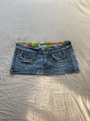 Mini jeanskjol - Skitsnygg jeanskjol från miss sixty men säljer då den inte passar mig längre💕Midja: 43cm Längd fram: 20cm Längd bak: 26cm