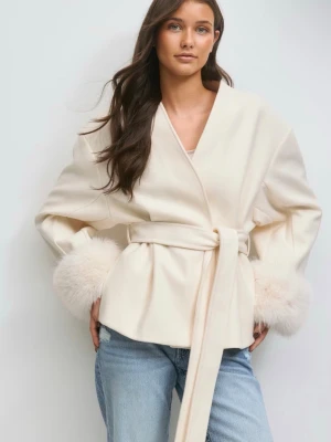 Fur kappa gina - Super fin trendig jacka kappa från gina tricot, helt slutsåld och efterfrågad. Har aldrig använt den!💞💞